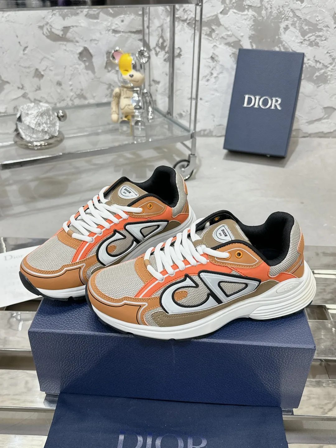 Men's men's shoes 💰600❤️❤️❤️High version Dior Dior's latest color matching B30 series reflective dad sneakers original 17380💰 purchased for development and production Brand new B30 sneakers Dad Shoes style shoes that follow the trend of the retro market The Dior logo on the tongue also indicates that this pair of shoes is the B30 model! B30 uses fine-textured leather and mesh cloth materials to form a shoe body. There are conspicuous letters CD on both sides of the shoe body to indicate identity. Many lines on the shoe body outline details to make the shoes look less monotonous and full of retro flavor. The delivery counter is exquisitely packaged🛍📦 ▪️Fabric: Original customized technical fabric + mesh ▪️Inner lining: Customized breathable lining ▪️Outsole: Original molded IP foam + TPU outsole ▪️Sole thickness: 3.5CM ▪️Size: Women’s size 35-40 / Men’s size 39-46